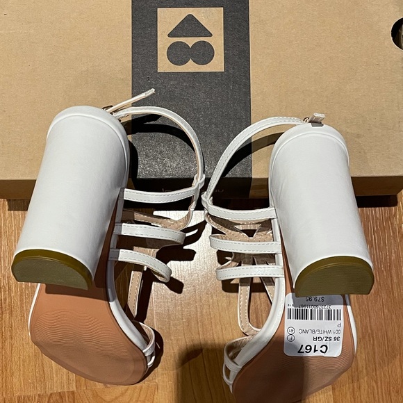 LE CHÂTEAU Open Toe Strappy Sandal - Picture 4 of 7